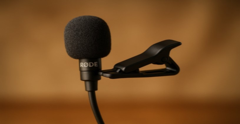 چرا میکروفون یقه ایی بهترین انتخاب برای تولید محتواست؟
