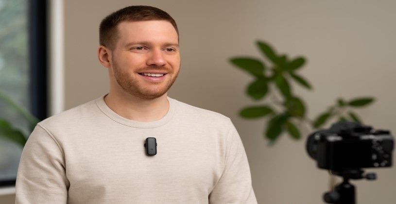 چرا میکروفون یقه ایی بهترین انتخاب برای تولید محتواست؟